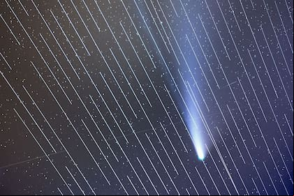 El cometa Neowise con los satélites de Starlink interfiriendo en la imagen