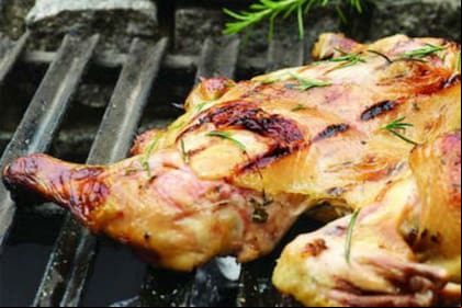 El consumo de carne aviar, con 50 kilos por habitante/año, que se logró en los últimos meses, alcanzó al de carne vacuna, que tuvo un retroceso