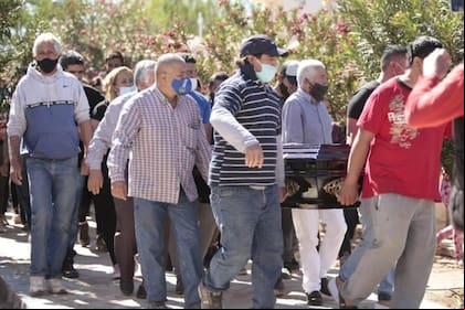 El cortejo fúnebre en la despedida de los restos de Joaquín Paredes, el chico de 15 años asesinado por policías en Paso Viejo, Cruz del Eje