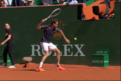 El de Daniil Medvedev pelotazo a la pared durante su derrota a manos del ascendente Holger Rune en los cuartos de final del Masters 1000 de Montecarlo; otro día agitado del ruso.