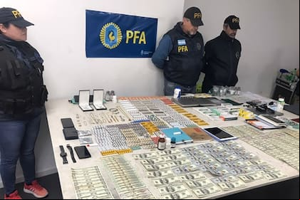 El dinero secuestrado en poder de los sospechosos