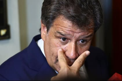 El diputado Facundo Manes, explicando el gesto que le hizo el asesor presidencial Santiago Caputo