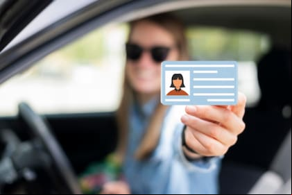 El diseño actualizado de las credenciales incluye fotografías láser y patrones de seguridad.