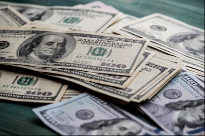El dólar blue no detiene su salto: tocó los $350 y luego, a mitad de la tarde, se pinchó en $341
