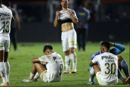 El dolor de los futbolistas de Santos, consumado el descenso tras el partido ante Fortaleza