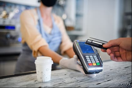 El efectivo retrocede ante el avance de tarjetas sin o, transferencias online y billeteras electrónicas