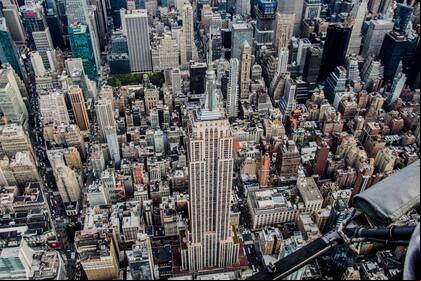 El Empire State Building es un rascacielos de 102 pisos en Midtown Manhattan, Nueva York.