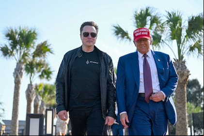 El empresario junto al presidente Donald Trump; el Departamento de Eficiencia Gubernamental que conduce puso en la mira a dos millones de empleados públicos estadounidenses