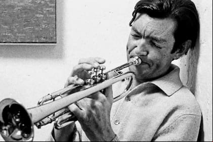 El escritor argentino Julio Cortázar, enamorado del jazz y gran irador de Charlie Parker, basó en Bird el relato "El perseguidor", incluido en su tercer libro de cuentos, Las armas secretas, publicado en 1959