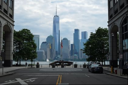El estado de Nueva Jersey limita al norte con Pensilvania y Nueva York, al oeste con Pensilvania, al sur con Delaware y la bahía de Delaware, al oeste con el océano Atlántico y al este con Long Island