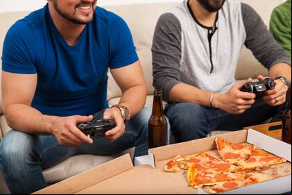 El estereotipo de los jóvenes gamers y la mala alimentación no es tal, aunque puede existir una relación entre ambos hábitos entre los adultos, según una investigación de la Universidad de Wurzburgo