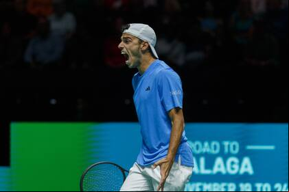 El festejo de Francisco Cerúndolo, que venció a Jack Draper y cerró la serie de la fase de grupos de las Finales de la Copa Davis ante Gran Bretaña, en Manchester