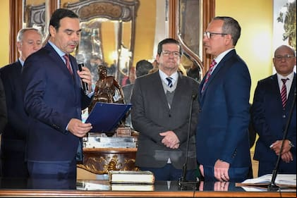 El gobernador de Corrientes, Gustavo Valdés, le toma juramento al nuevo ministro de Seguridad, Alfredo Vallejos. Ambos han sido denunciados por el fiscal Marijuan