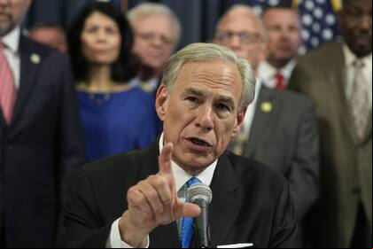 El gobernador de Texas, Greg Abbott, decidirá si firmar o no los proyectos si se aprueban
