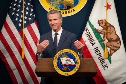 El gobernador Newsom apoya reforma a ley CEQA para agilizar construcción de viviendas en zonas urbanas
