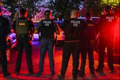 El gobierno de Donald Trump amplió las facultades de los agentes migratorios y habilitó arrestos en lugares sensibles, una medida que revirtió protecciones vigentes desde 2011