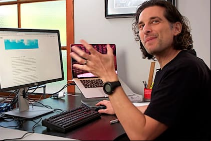 El hacker Joe Grand, conocido como Kingpin, en su laboratorio de Portland (Oregon, EE.UU.) en el video donde explica cómo ha logrado acceder una cartera de cripto con varios millones de dólares