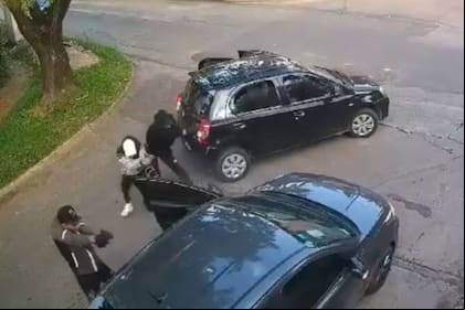 El hecho quedó registrado en una cámara de seguridad