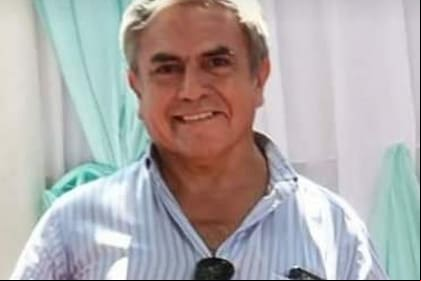 El hombre resultó herido de gravedad al impactar contra un caminón entre Santa Cruz de la Sierra y Cochabamba
