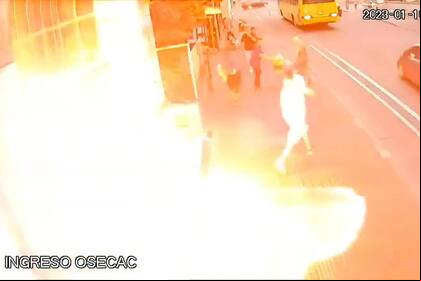 El impactante momento en que dos jóvenes incendian la sede de Osecac en Rosario
