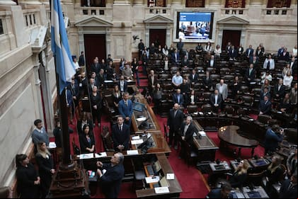 El inicio de la sesión, con el izamiento de la bandera a media asta