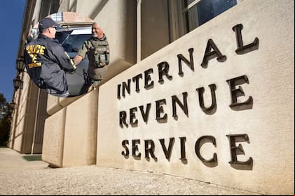 El IRS podría compartir datos privados de indocumentados en colaboración con DHS bajo el plan de deportación masiva de la istración Trump