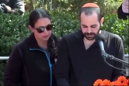 El israelí-argentino Yarden Bibas, durante el entierro de su familia en Israel.