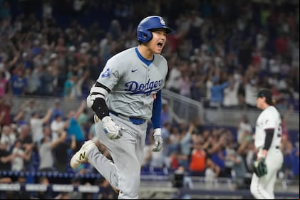 El japonés Shohei Ohtani, de los Dodgers de Los Ángeles, festeja luego de conectar su 50mo jonrón de la campaña ante los Marlins de Miami (AP Foto/Marta Lavandier)