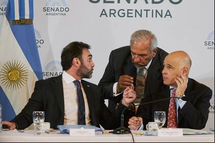El jefe de la bancada libertaria, Ezequiel Atauche, y el presidente provisional del Senado, Bartolomé Abdala, junto a Juan Carlos Romero
