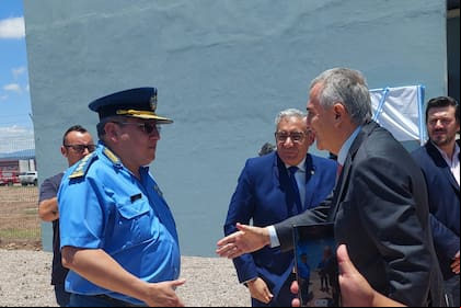 El jefe del Servicio Penitenciario de Jujuy, Julio Vaca, junto al entonces gobernador Gerardo Morales, en 2023, al inaugurar el establecimiento penitenciario de Chalicán