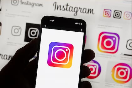 El logo de Instagram se ve en un teléfono celular en Boston, el 14 de octubre de 2022. (Foto AP/Michael Dwyer, Archivo)