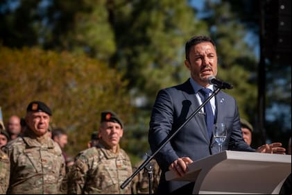 El Ministerio de Defensa suspendió a 16 militares y relevó a un jefe por sospechas de corrupción.