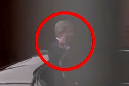 El ministro de Economía, Luis Caputo, respondió a las agresiones de una mujer con un gesto obsceno