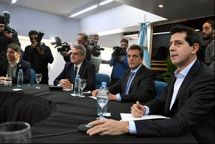 El ministro de Economía y precandidato presidencial por Unión por la Patria (UxP), Sergio Massa, se reune con los gobernadores del oficialismo, en un encuentro del que participarán también su compañero de fórmula, el jefe de Gabinete, Agustín Rossi; y el ministro del Interior y precandidato a senador por la provincia de Buenos Aires, Eduardo "Wado" de Pedro.