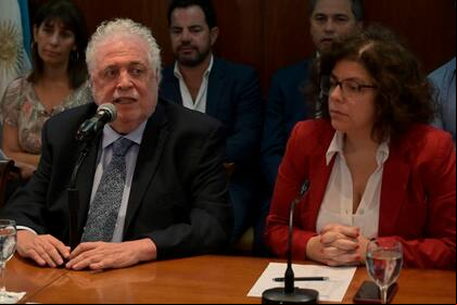 El ministro de Salud de Argentina, Gines González García habla junto a la secretaria de a la Salud, Carla Vizzotti, durante una conferencia de prensa en la que confirmó el primer caso del nuevo coronavirus, COVID-19, en el país,