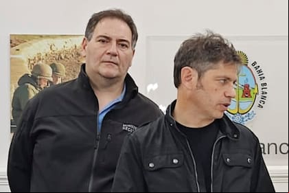 El ministro de Seguridad bonaerense, Javier Alonso, junto a Axel Kicillof