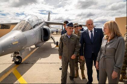El ministro Jorge Taia, junto al jefe de la Fuerza Aérea, brigadier general Xavier Isaac, y a la gobernadora Alicia Kirchner, presidió la reapertura de la X Brigada Aérea en Río Gallegos