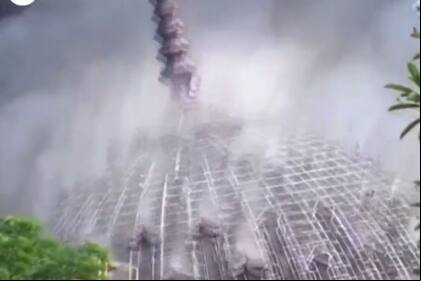 El momento de la caída de la cúpula de la mezquita en Indonesia