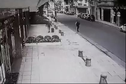 El momento del robo a una mujer en el barrio de Retiro