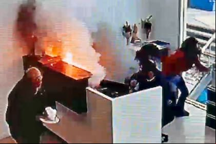El momento en el que explota el paquete en La Rural