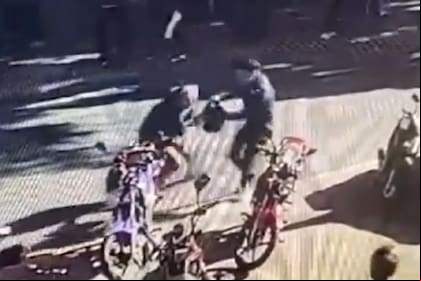 El momento en el que la víctima del intento de robo y el delincuente forcejean por una mochila a metros de un banco en Merlo, provincia de Buenos Aires