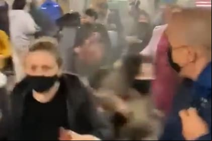 El momento en el que se produce el tiroteo en el subte de Nueva York