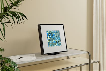 El Music Frame de Samsung es un parlante que puede usarse colgado de la pared o en una repisa; tiene 35 cm de lado