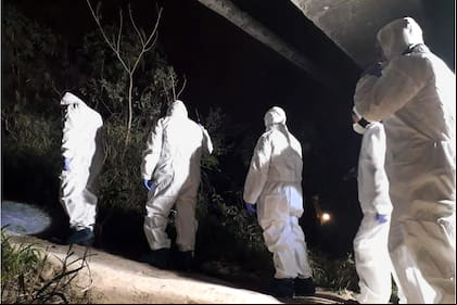 El niño había salido de su casa el jueves, minutos después de las 15, para ir a jugar. Al notar que no regresaba, comenzaron a buscarlo por la zona y lo encontraron colgando de un puente