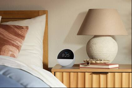 El nuevo Amazon Echo Spot, un parlante inteligente con reloj despertador, para poner en la mesita de luz