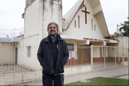 El padre Pepe en el frente de su nuevo destino, la parroquia Nuestra Señora de Lourdes, en La Banda, Santiago del Estero