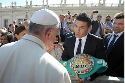 El Papa dialoga con Maravilla Martínez en la Plaza San Pedro