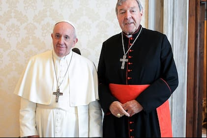 El Papa Francisco con el cardenal australiano George Pell durante una audiencia privada en el Vaticano