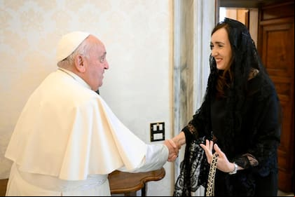 El papa Francisco junto a la vicepresidenta Victoria Villarruel, en el Vaticano