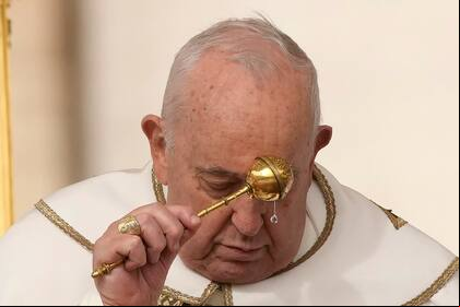 El papa Francisco rocía agua bendita mientras celebra la misa del Domingo de Pascua en la plaza de San Pedro del Vaticano